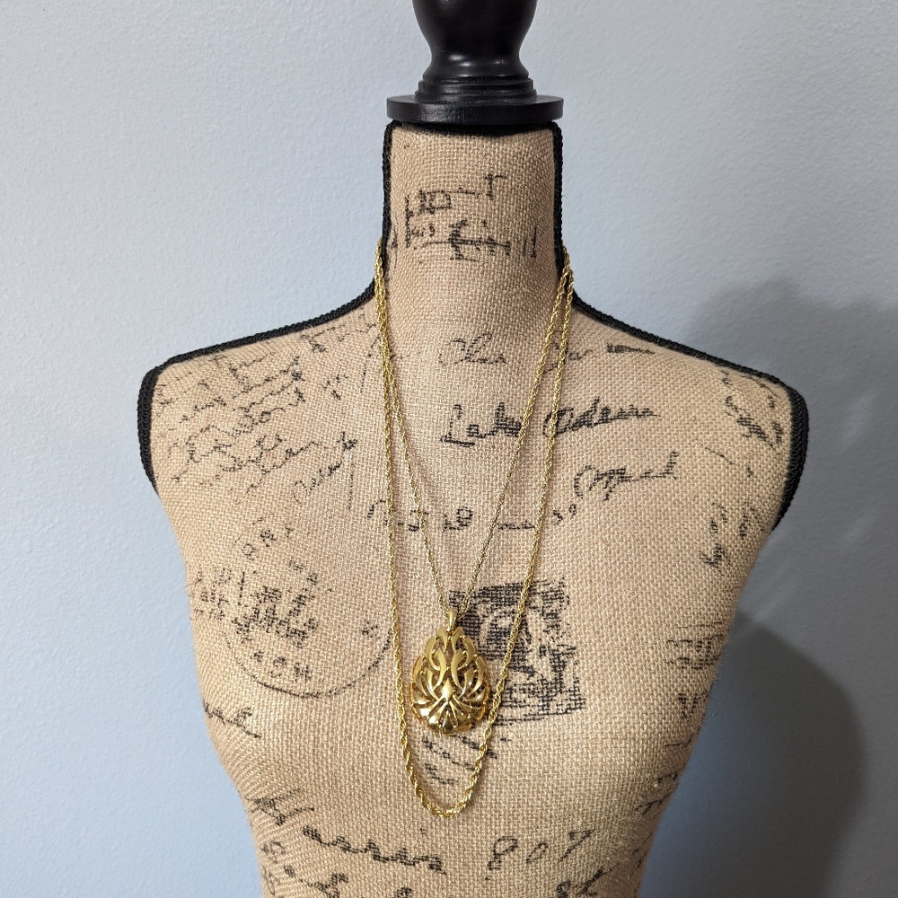 Gold chain and pendant